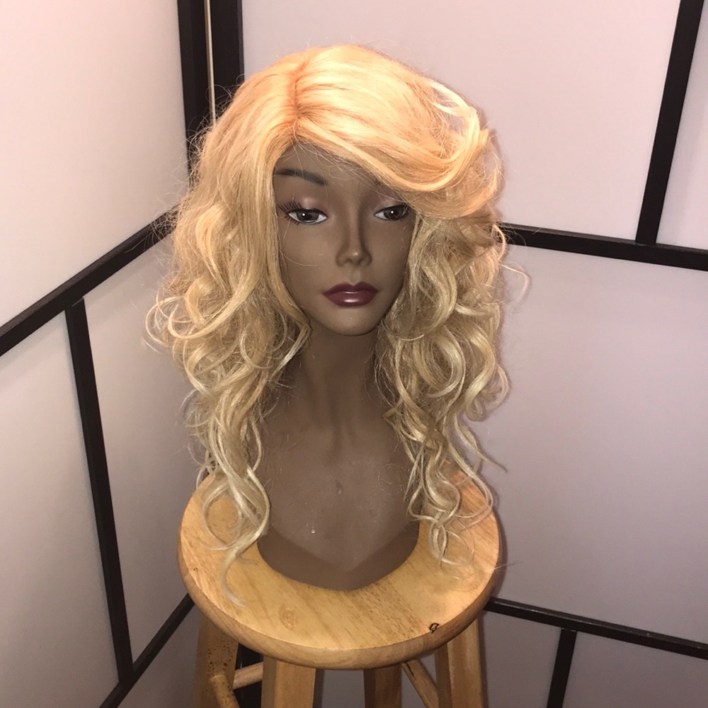 Blonde bombshell - Picture 3 of 5